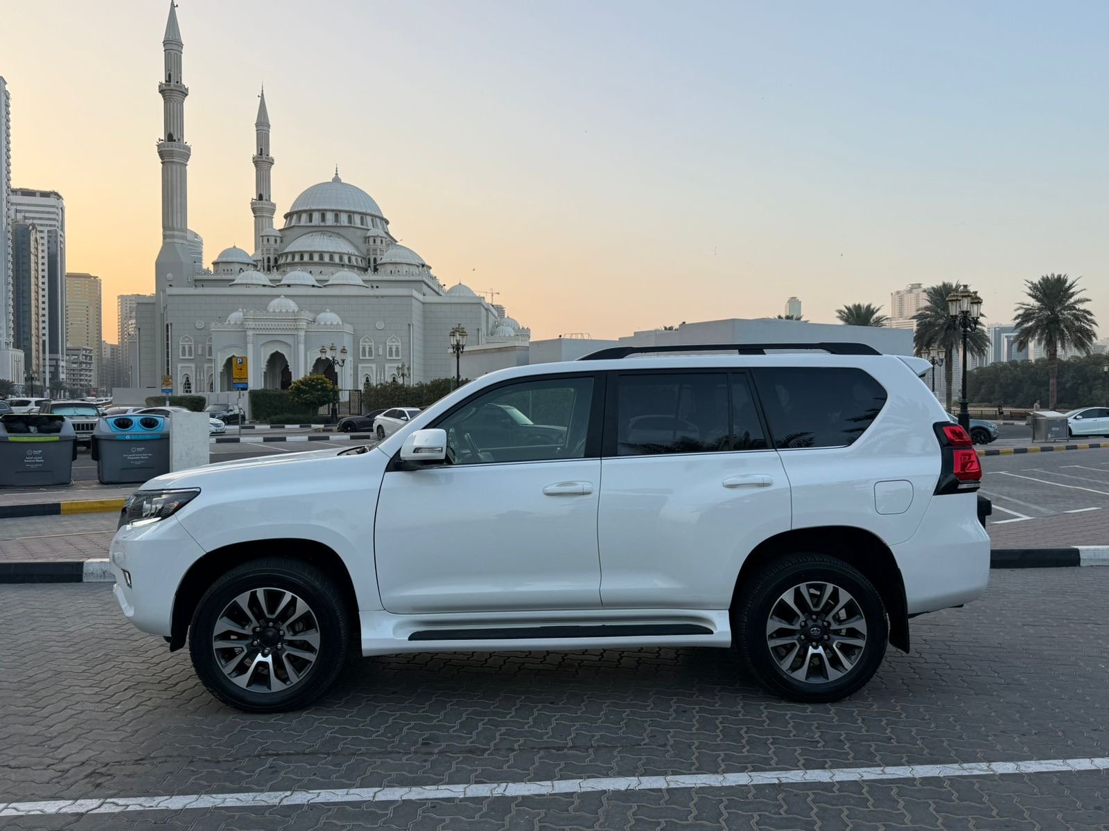Land  Cruiser Prado VX 2022 White image